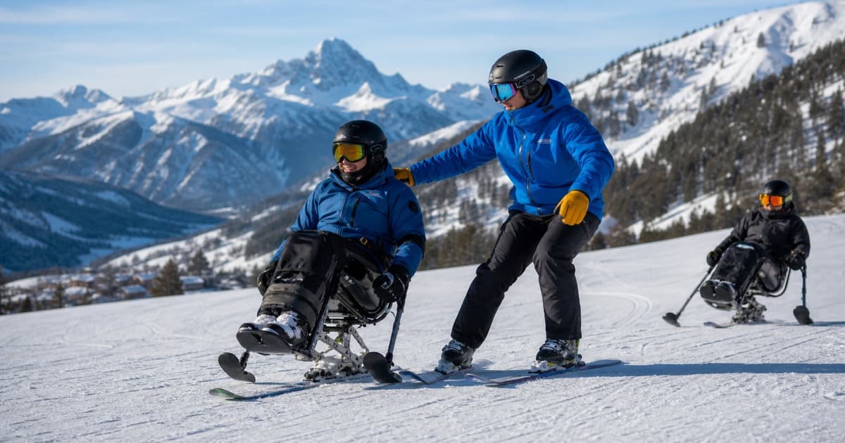 Jak znaleźć instruktora narciarstwa adaptacyjnego? Sit-ski, monoski i lekcje z przewodnikiem